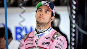 Checo Pérez se lamenta durante el Gran Premio de China