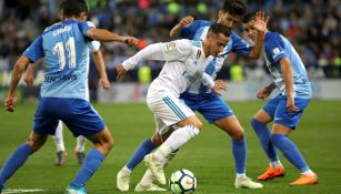 Lucas Vázquez intenta quitarse la marca de tres jugadores del Málaga