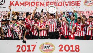 La plantilla del PSV levanta el título de la Eredivisie