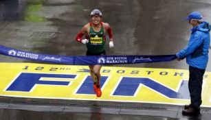 Yuki Kawauchi cruza la meta del Maratón de Boston