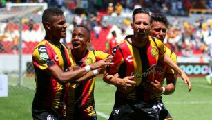 Jesús Vázquez festeja un gol con Leones Negros