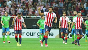 Oswaldo Alanís celebra un gol con Chivas en Concachampions