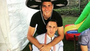 Chaco Giménez y su hijo sonriendo para la cámara