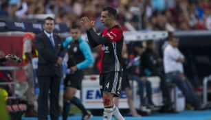 Rafa Márquez aplaude al salir de la cancha