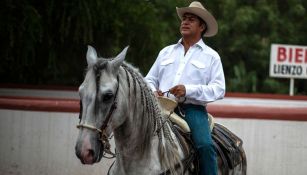Jaime Rodríguez, montando un caballo en Villa de García