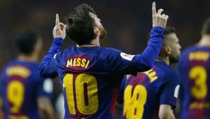 Messi señala al cielo como parte de su celebración 
