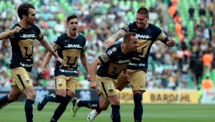 Pumas festeja gol de Marcelo Díaz contra Santos