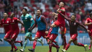 Jugadores de Toluca festejan la victoria sobre Veracruz en el C2018