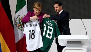 Angela Merkel y Peña Nieto cambian los jerseys de sus países