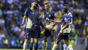Momento en el que Mateus Uribe es expulsado del juego vs Puebla