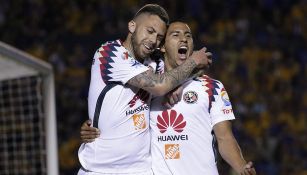 Jérémy Ménez y Cecilio Domíguez celebran un gol con América