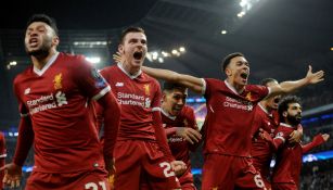 Jugadores del Liverpool celebran tras vencer al Manchester City