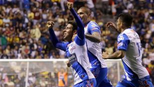 Jugadores del Puebla celebran gol contra América 