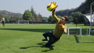 Alfredo Saldívar ataja un balón durante un entrenamiento de Pumas en la Cantera