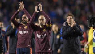 Iniesta aplaude tras el juego en el que se coronó el Barça en La Liga