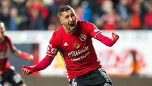 Yasser Corona festeja un gol con Xolos de Tijuana