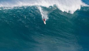 Surfista domina una ola durante un evento