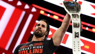 Seth Rollins levanta el título intercontinental