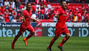 Fernando Uribe y Antonio Ríos festejan gol con Toluca