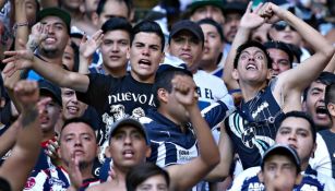 Aficionados de Rayados alientan a su equipo en un juego de Liga MX