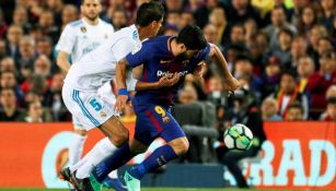 Suárez disputa el balón en el Clásico de España