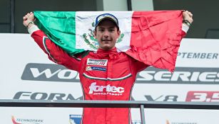 Alfonso Celis Jr. celebra un triunfo alzando la bandera de México