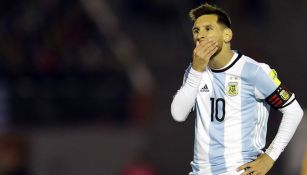 Messi se lamenta en un juego con Argentina