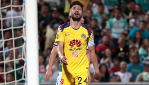 Oribe Peralta se lamenta en partido contra Santos