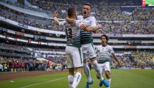 Rodríguez festeja con Lozano su gol contra América