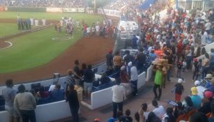 La malla de protección del Estadio Beto Ávila interrumpió el juego