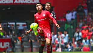 Leonel López defiende el balón en el Toluca vs Xolos