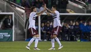 Layún y Molina celebran gol
