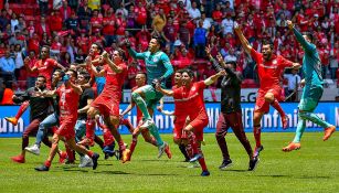 Jugadores de Toluca celebran una anotación de Fernando Uribe