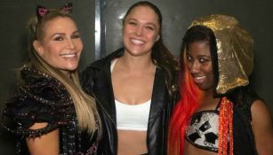 Rousey celebra  victoria con Natalya y Ember Moon 