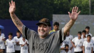 Maradona en una convivencia con jóvenes jugadores