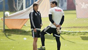 Rodolfo Cota junto Almeyda en un entrenamiento 