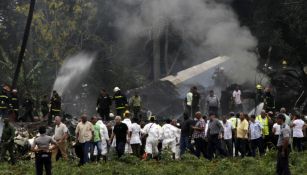 Al fondo de la imagen se ve el avión que se estrelló en Cuba