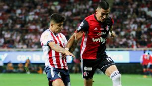 Luis Reyes disputa el esférico en un duelo contra Chivas