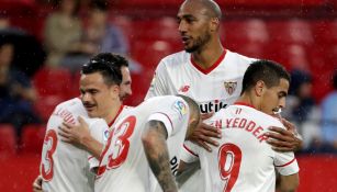 Jugadores de Sevilla celebran la victoria en casa