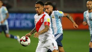 Guerrero disputa un balón en las Eliminatorias entre Perú y Argentina