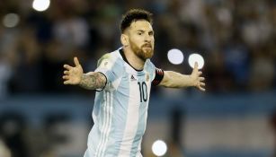 Messi alza los brazos reclamando una falta en eliminatoria de Conmebol 