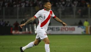 Paolo Guerrero en festejo con la selección de Perú
