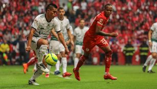 Osvaldo Martínez controla el balón en el duelo contra Toluca