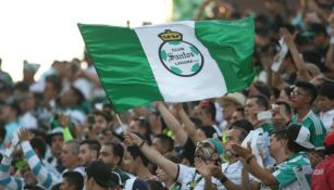 Aficionados de Santos apoyan a su equipo en un juego