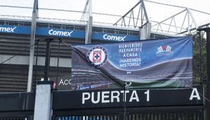 Manta del Cruz Azul en la Puerta 1 del Estadio Azteca