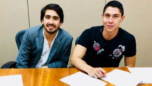 Hugo tras firmar su contrato con los Rayos del Necaxa