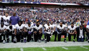Jugadores de Ravens protestan durante el himno