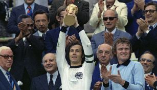 Beckenbauer levanta el trofeo FIFA en el Mundial de 1974