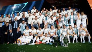 Real Madrid posa en el Santiago Bernabéu con trofeo de Euroliga y Champions League 