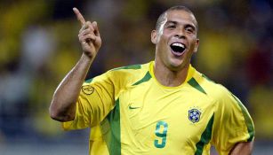 Ronaldo festeja una anotación con la Selección de Brasil